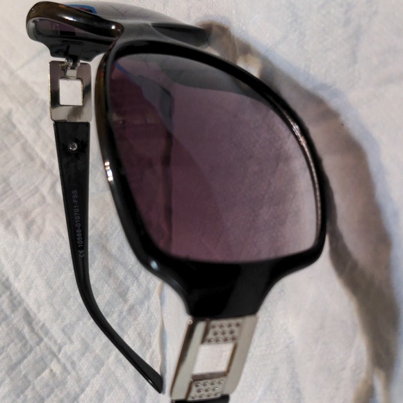 Italian Luxury Franco Sarto Sunglasses with Gold Arm Accents - Picture 1 of 16